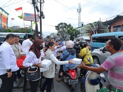 Relawan Sandiaga Bagi-bagi Ratusan Takjil dan Beri Santunan di Jaksel
