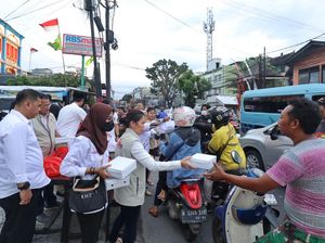 Relawan Sandiaga Bagi-bagi Ratusan Takjil dan Beri Santunan di Jaksel Relawan Sandiaga Bagi-bagi Ratusan Takjil dan Beri Santunan di Jaksel