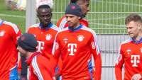 Imbas keributan itu, Mane diskors Bayern. Meski begitu, Mane tetap diperbolehkan ikut latihan bersama Sane. Keributan keduanya disebut selesai baik-baik. (Foto: dpa/picture alliance via Getty I/picture alliance)