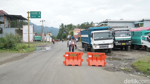 Potret Antrean Kendaraan saat Sistem Buka Tutup Khusus Truk di Jalur Camba
