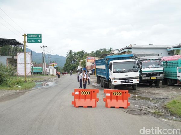 Potret Antrean Kendaraan saat Sistem Buka Tutup Khusus Truk di Jalur Camba
