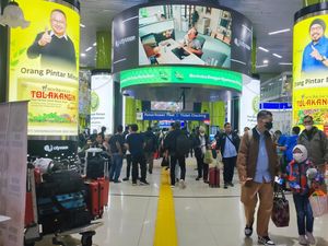 Jelang Mudik Lebaran, Stasiun Gambir Ramai Penumpang Malam Ini