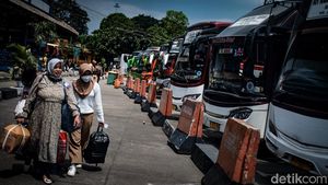 Potret Terminal Kampung Rambutan Mulai Padat Sepekan Jelang Lebaran