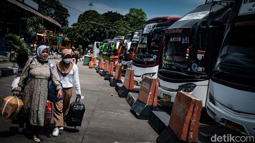 Potret Terminal Kampung Rambutan Mulai Padat Sepekan Jelang Lebaran Potret Terminal Kampung Rambutan Mulai Padat Sepekan Jelang Lebaran