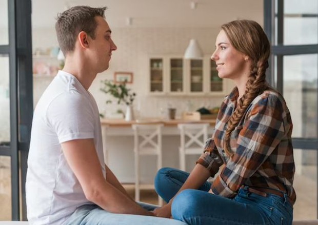 Perempuan dan laki-laki sedang berhadap-hadapan