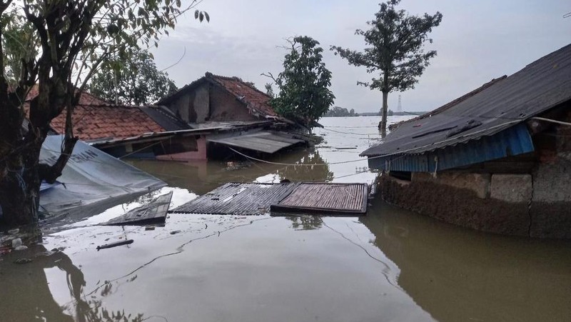 Bantuan Paket Makanan Alat Kebersihan Diberikan ke Korban Banjir Karawang