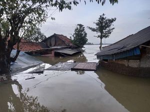 Bantuan Paket Makanan Alat Kebersihan Diberikan ke Korban Banjir Karawang