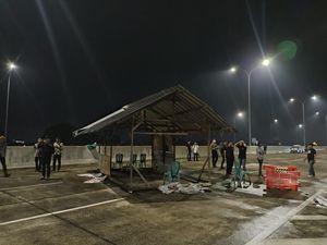 Momen Polda Metro Bongkar Pos Pemblokade Jalan Tol Jatikarya