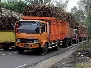 Truk Tebu Tak Kuat Nanjak Bikin Jalur Blitar-Malang Macet Panjang Truk Tebu Tak Kuat Nanjak Bikin Jalur Blitar-Malang Macet Panjang