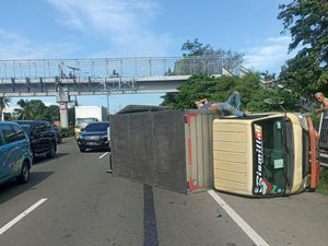 Kecelakaan Truk Terguling di Tol Bandara Soetta, Sopir Terjepit Kecelakaan Truk Terguling di Tol Bandara Soetta, Sopir Terjepit