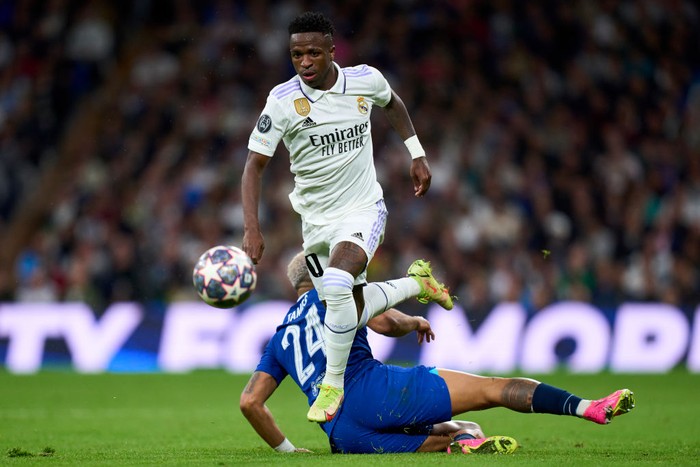 MADRID, SPAIN - APRIL 12: Vinicius Junior of Real Madrid CF battle for the ball with Reece James  of Chelsea FC during the UEFA Champions League quarterfinal first leg match between Real Madrid and Chelsea FC at Estadio Santiago Bernabeu on April 12, 2023 in Madrid, Spain. (Photo by Diego Souto/Quality Sport Images/Getty Images)