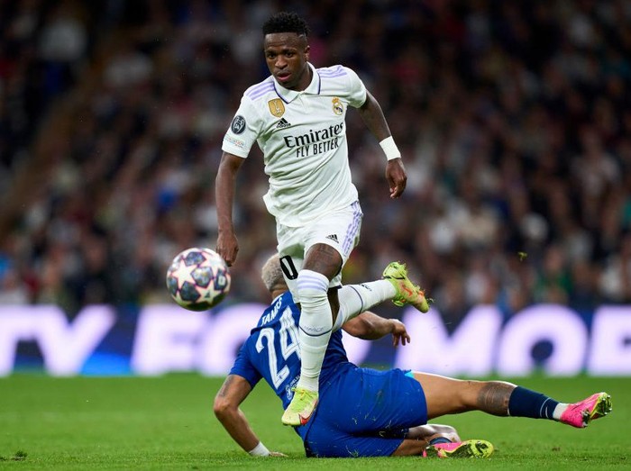 MADRID, SPAIN - APRIL 12: Vinicius Junior of Real Madrid CF battle for the ball with Reece James  of Chelsea FC during the UEFA Champions League quarterfinal first leg match between Real Madrid and Chelsea FC at Estadio Santiago Bernabeu on April 12, 2023 in Madrid, Spain. (Photo by Diego Souto/Quality Sport Images/Getty Images)