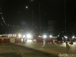 Pendemo Kembali Blokade Tol Jatikarya Malam Ini, Lalin Macet!