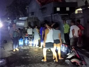 PDAM Mati, Warga Mengantre Tetesan Air Bersih Bantuan