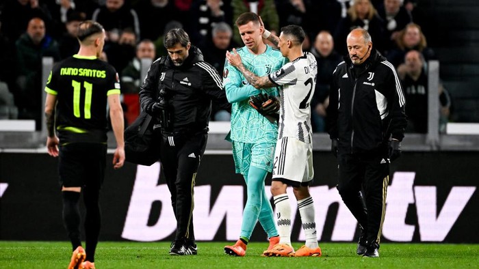 TURIN, ITALY - APRIL 13: Juventus goalkeeper Wojciech Szczesny leaves the field to be replaced after experiencing chest pain and is consoled by teammate Angel Di Maria during the UEFA Europa League quarter final first leg match between Juventus and Sporting CP at Allianz Stadium on April 13, 2023 in Turin, Italy. (Photo by Daniele Badolato - Juventus FC/Juventus FC via Getty Images)