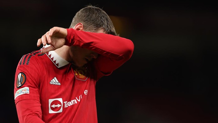 MANCHESTER, ENGLAND - APRIL 13: A dejected Wout Weghorst of Manchester United walks off at full time during the UEFA Europa League quarterfinal first leg match between Manchester United and Sevilla FC at Old Trafford on April 13, 2023 in Manchester, United Kingdom. (Photo by Matthew Ashton - AMA/Getty Images)