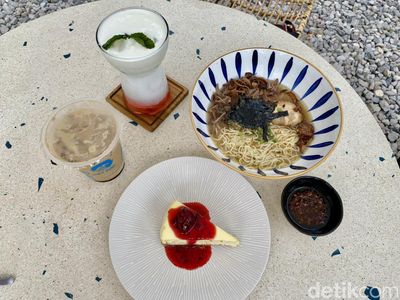 Nongkrong Cantik Sambil Nikmati Ramen di Kafe Estetik Surabaya