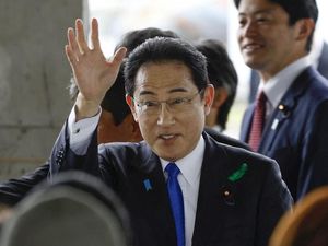 5 Fakta PM Jepang Fumio Kishida Dilempari Bom Asap Saat Pidato 5 Fakta PM Jepang Fumio Kishida Dilempari Bom Asap Saat Pidato