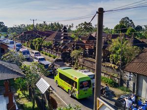 Pemedek ke Besakih Membludak, Antrean Kendaraan Mengular 10 Kilometer Pemedek ke Besakih Membludak, Antrean Kendaraan Mengular 10 Kilometer