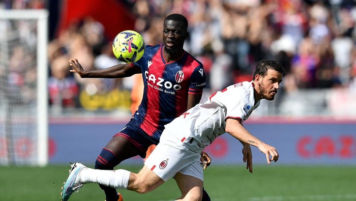 Soccer Football - Serie A - Bologna v AC Milan - Stadio Renato DallAra, Bologna, Italy - April 15, 2023  Bolognas Musa Barrow in action with AC Milans Alessandro Florenzi REUTERS/Jennifer Lorenzini