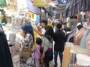 Jelang Lebaran, Busana Muslim di Pasar Kliwon Kudus Diserbu Pembeli Jelang Lebaran, Busana Muslim di Pasar Kliwon Kudus Diserbu Pembeli