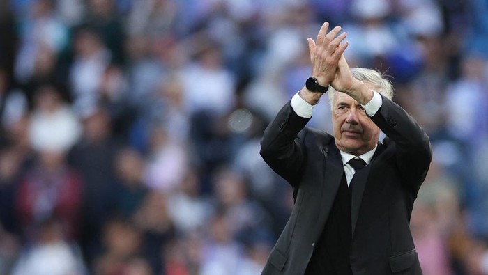 Soccer Football - LaLiga - Real Madrid v Real Valladolid - Santiago Bernabeu, Madrid, Spain - April 2, 2023 Real Madrid coach Carlo Ancelotti applauds fans after the match REUTERS/Isabel Infantes