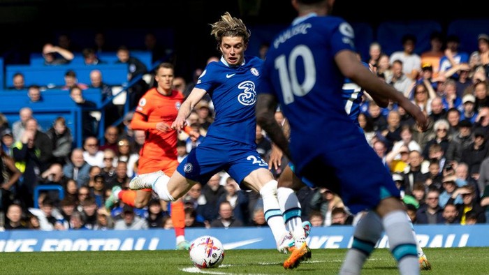 LONDON, ENGLAND - APRIL 15: Conor Gallagher of Chelsea FC scores their teams first goal  during the Premier League match between Chelsea FC and Brighton & Hove Albion at Stamford Bridge on April 15, 2023 in London, England. (Photo by Chloe Knott - Danehouse/Getty Images)