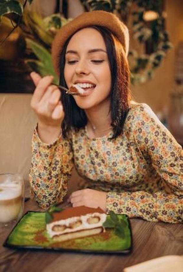 Fokus Menikmati Makanan. Foto freepik.com: senivpetro