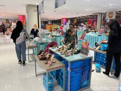 Full Day Sale di Transmart, Bunda-bunda Borong Sandal Lebaran