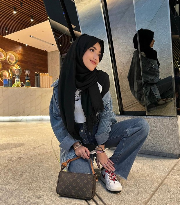 Gaya Shirin Al Athrus dengan Outfit Denim Shirin Al Athrus