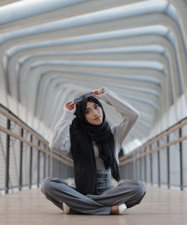 Gaya Simpel Shirin Al Athrus dengan Crop Top Shirin Al Athrus