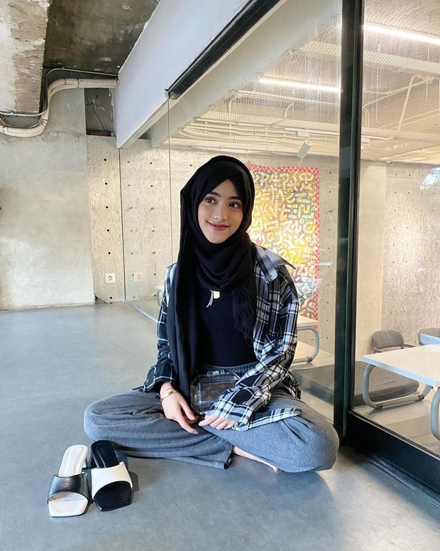 Gaya Simpel Shirin Al Athrus dengan Kemeja Flanel Shirin Al Athrus