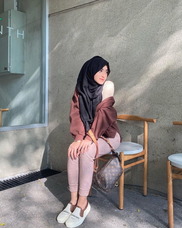 Gaya Simpel Shirin Al Athrus dengan Slip On Shirin Al Athrus