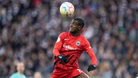 Evan Ndicka, bek tengah Prancis masih berusia 23 tahun. Jika Barcelona butuh tenaga tambahan di lini belakang, Ndicka, bisa jadi pilihan (Getty Images)