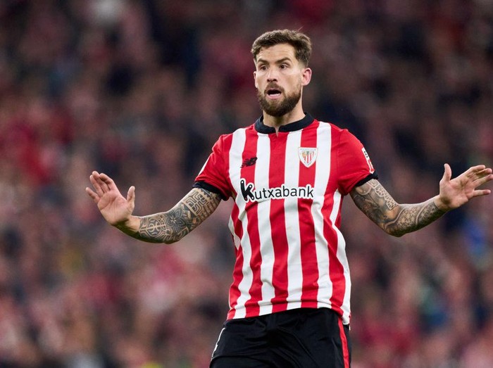FRANKFURT AM MAIN, GERMANY - APRIL 04: Evan Obite Ndicka of Eintracht Frankfurt controls the ball during the DFB Cup quarter final match between Eintracht Frankfurt and 1. FC Union Berlin at Deutsche Bank Park on April 4, 2023 in Frankfurt am Main, Germany. (Photo by Marco Steinbrenner/DeFodi Images via Getty Images)
