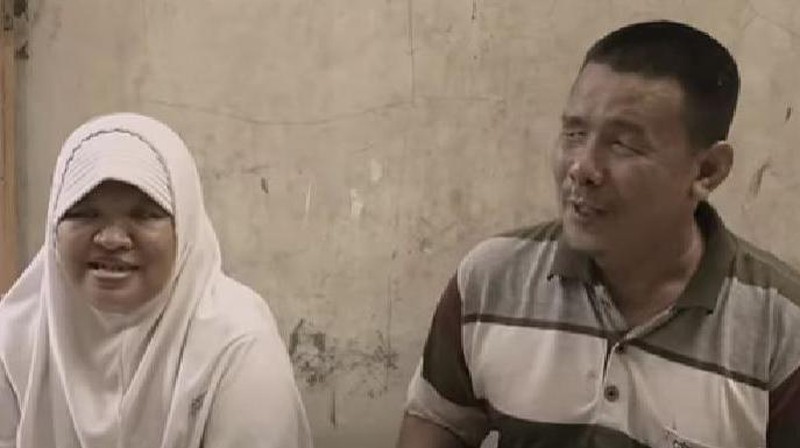 Mari Bantu Pasutri Buta Penjual Kerupuk yang Sering Makan Nasi Garam