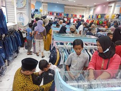 Bikin Haru, Hasil Sewa Tanah Desa Ini Jadi THR Ratusan Anak Yatim di Jember