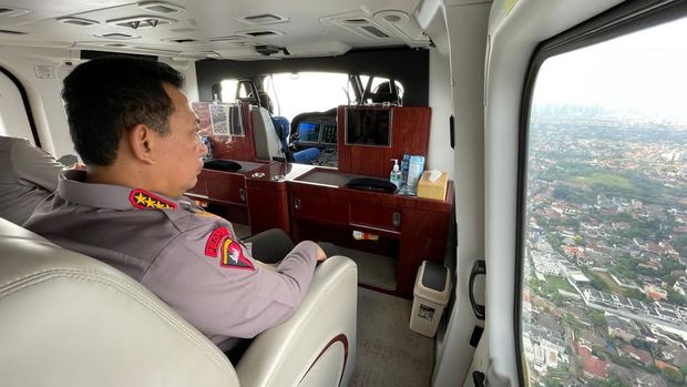 Kapolri Jenderal Listyo Sigit Prabowo memantau situasi terkini arus mudik Hari Raya Idul Fitri 2023. Kapolri meninjau arus mudik menggunakan helikopter. (dok Polri)