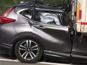 Mobil Seruduk Truk Boks di Tol Semarang-Solo Boyolali, 3 Tewas