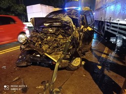 Xenia Ringsek Usai Adu Banteng dengan Truk di Gresik