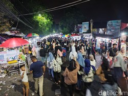 Lautan Manusia Banjiri Jalan ke Makam Sunan Giri di Malam Selawe Gresik