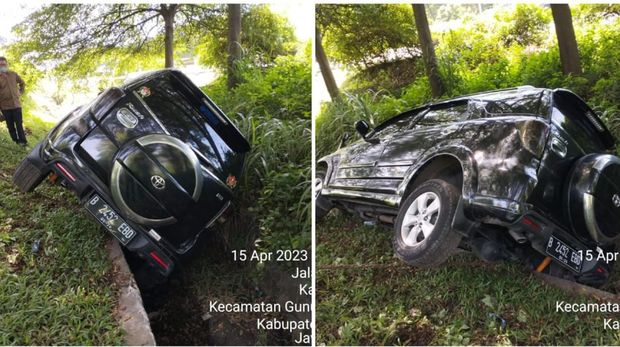 Mobil terperosok di parit Tol Jagorawi.