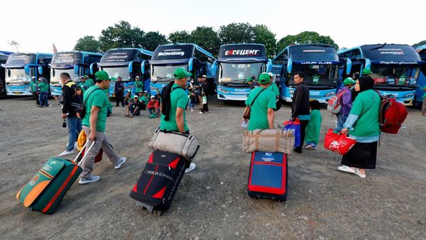 Momen Pekerja Bangunan Mudik Bareng ke Kampung Halaman