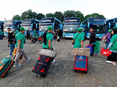 Momen Pekerja Bangunan Mudik Bareng ke Kampung Halaman
