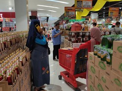 Full Day Sale Jadi Momen Emak-emak Borong Biskuit di Transmart Malang