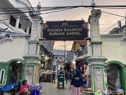 Jajan Takjil di Pasar Ampel Bisa Sekaligus Wisata Religi