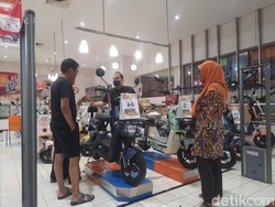 Transmart Full Day Sale di Medan, Sepeda Listrik Paling Laris