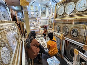 Penjualan Kaligrafi Meningkat Selama Ramadan