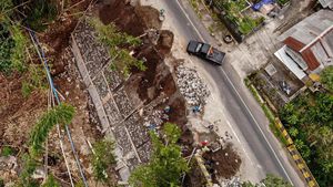 Jalan Kediri-Malang yang Ambles Diperbaiki