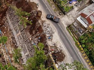 Jalan Kediri-Malang yang Ambles Diperbaiki